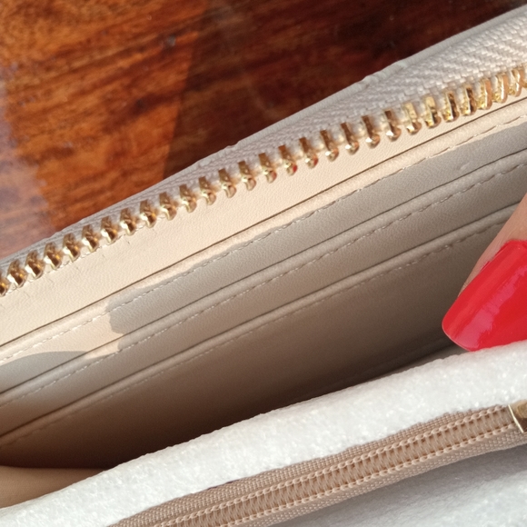 Original Ellen Tracy NWT Wallet *Light Cream Colour - Picture 8 of 17